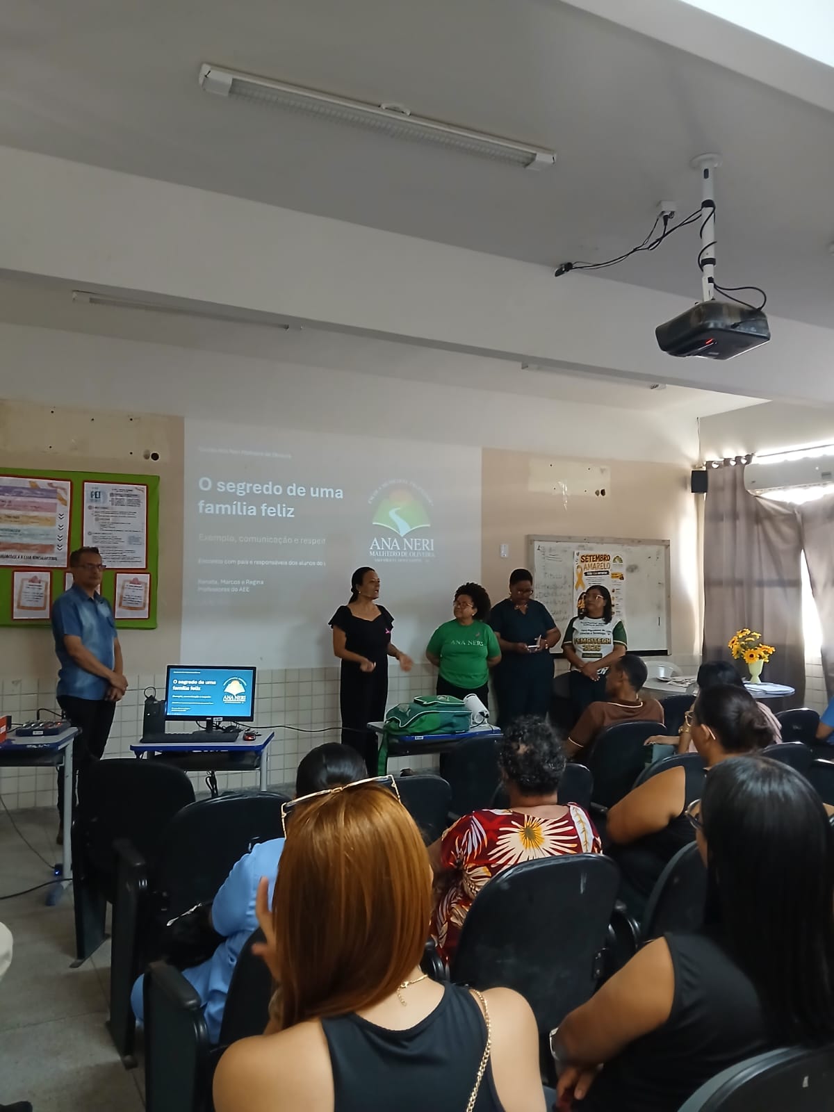 Escola Prof.ª Ana Neri Malheiro de Oliveira realiza reuniões com pais e responsáveis dos alunos do 6º ao 9º ano.