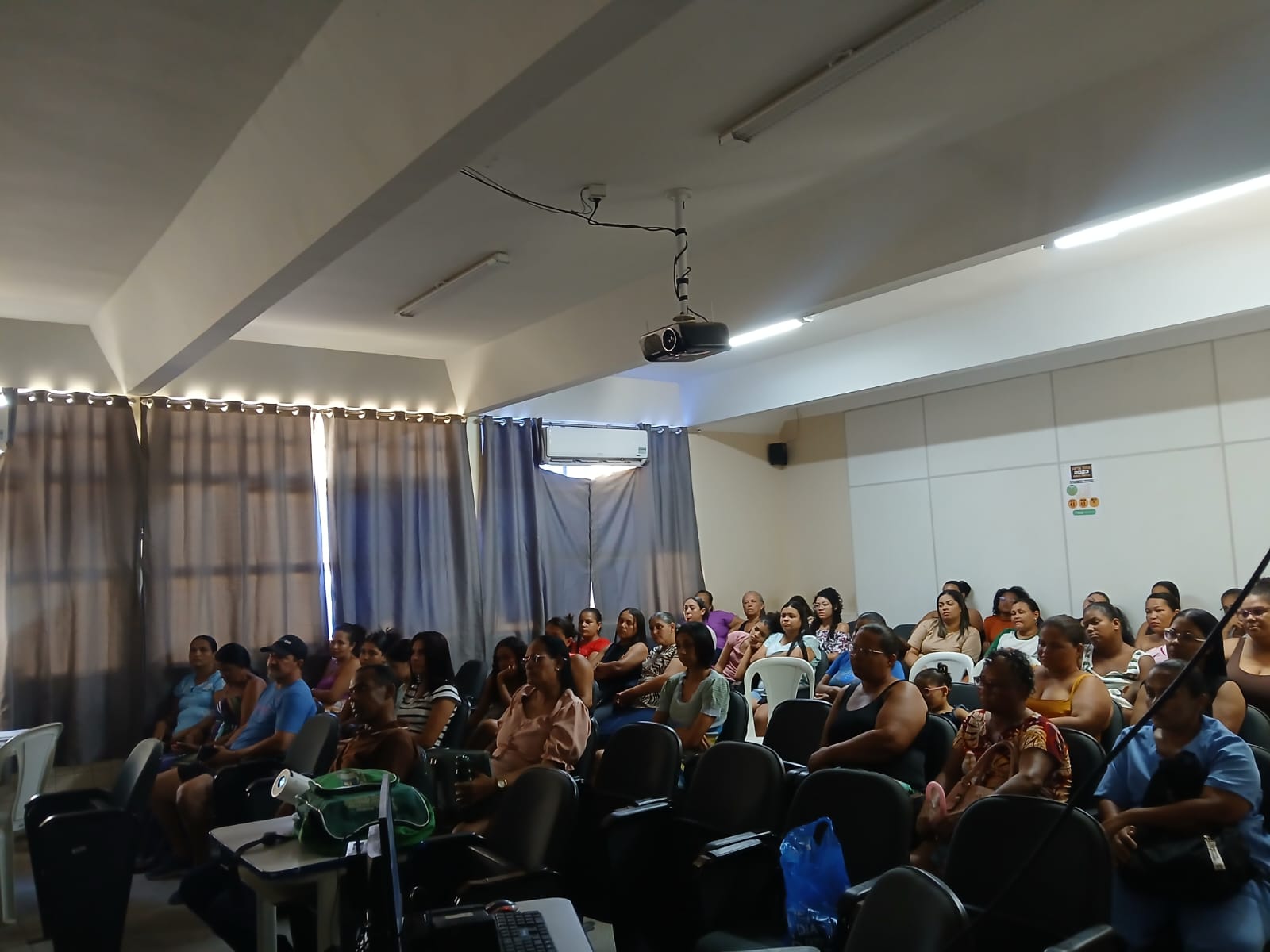 Escola Prof.ª Ana Neri Malheiro de Oliveira realiza reuniões com pais e responsáveis dos alunos do 6º ao 9º ano.
