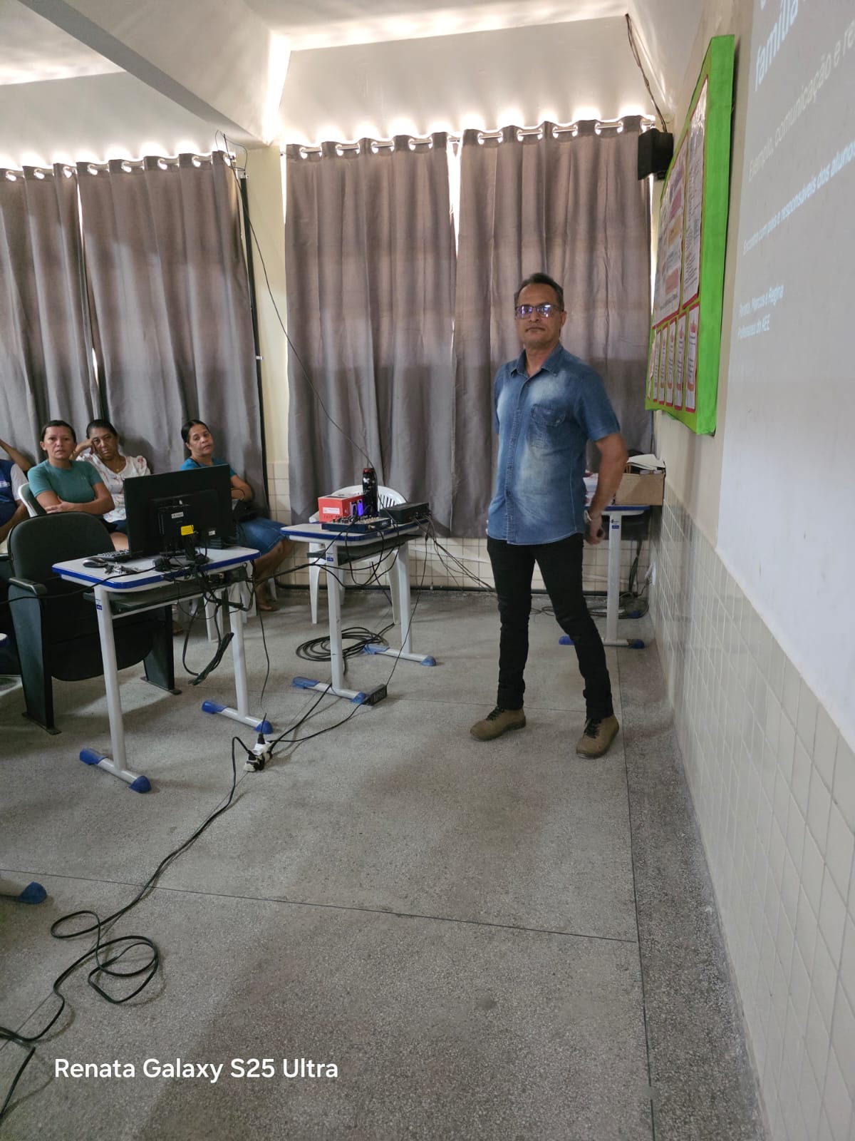 Escola Prof.ª Ana Neri Malheiro de Oliveira realiza reuniões com pais e responsáveis dos alunos do 6º ao 9º ano.