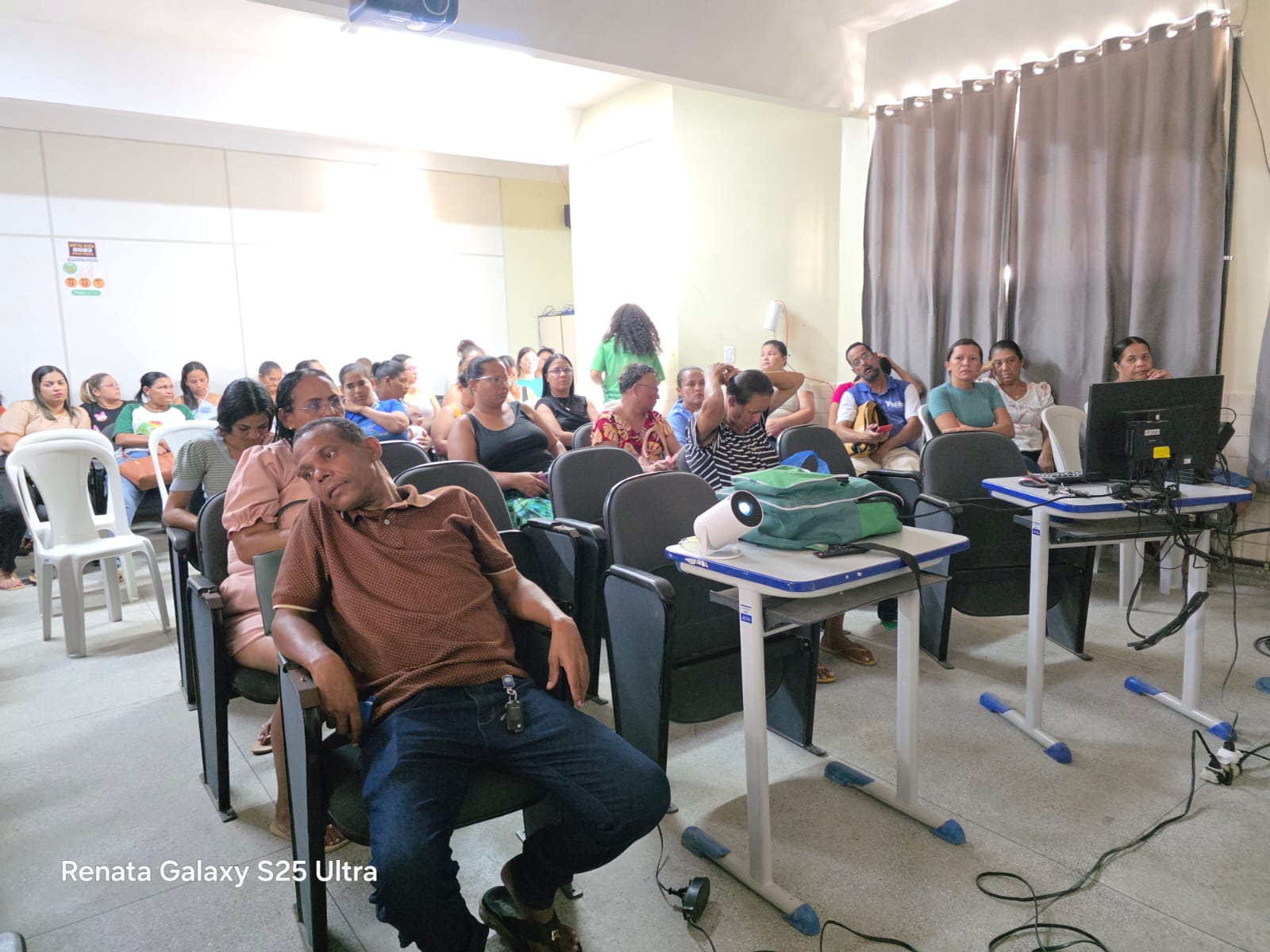Escola Prof.ª Ana Neri Malheiro de Oliveira realiza reuniões com pais e responsáveis dos alunos do 6º ao 9º ano.