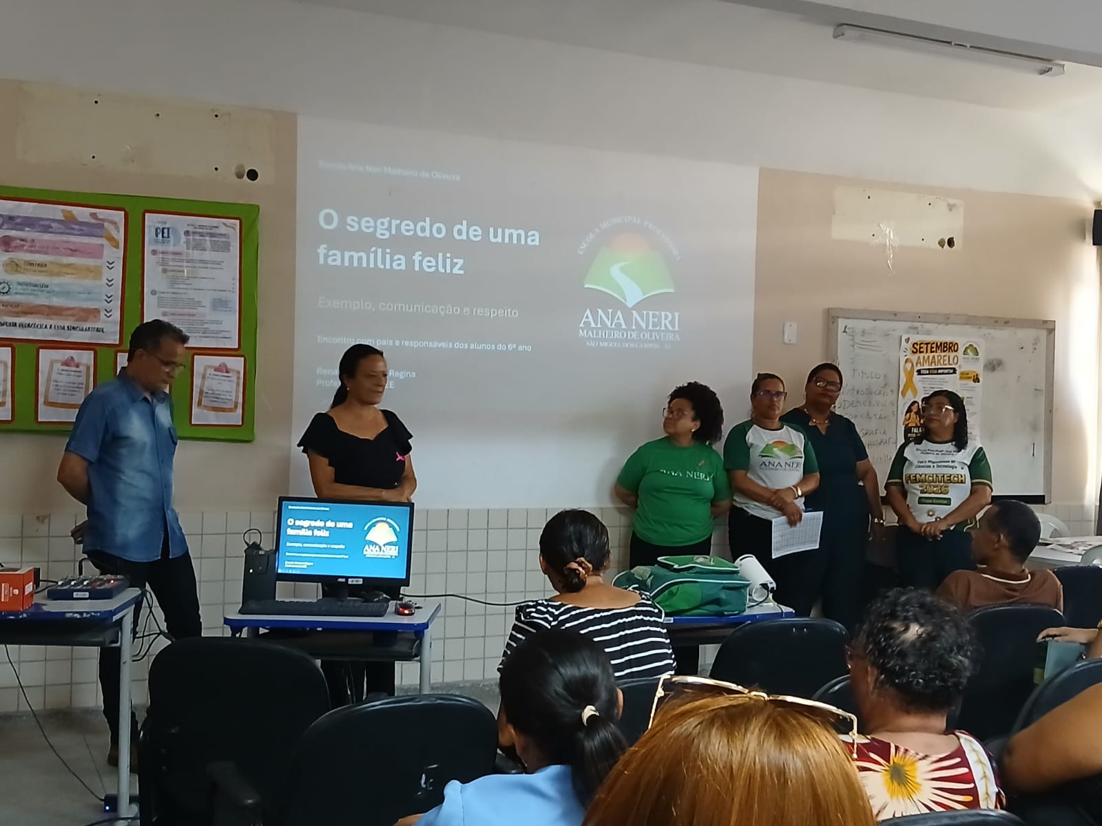 Escola Prof.ª Ana Neri Malheiro de Oliveira realiza reuniões com pais e responsáveis dos alunos do 6º ao 9º ano.