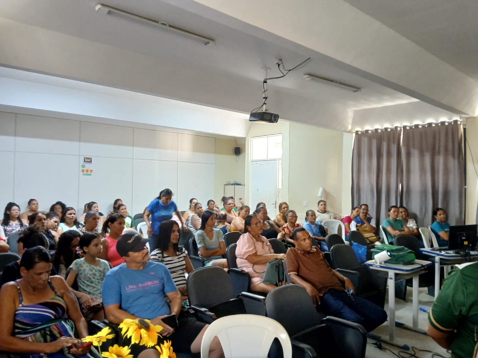 Escola Prof.ª Ana Neri Malheiro de Oliveira realiza reuniões com pais e responsáveis dos alunos do 6º ao 9º ano.